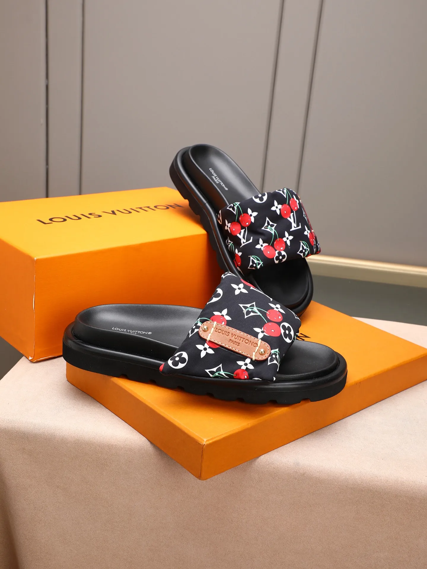 PP360 [LOUIS VUITTON] Louis Vuitton, LV printing, men's and women's slippers are on the market. The drawer box packaging comes with a cloth bag and a card. The upper pattern looks very soft and waxy, and it is a super versatile leg slimming tool. Fabric: imported denim/canvas/old fabric, LV hardware LOGO, official website pattern printing, comfortable to wear, feet: high-elastic PU water table. Sole: foam sole, heel height: about 5cm. Code number: 35-46, 35, 45, 46 are custom-made and non-returnable. Color: multiple colors and styles available.